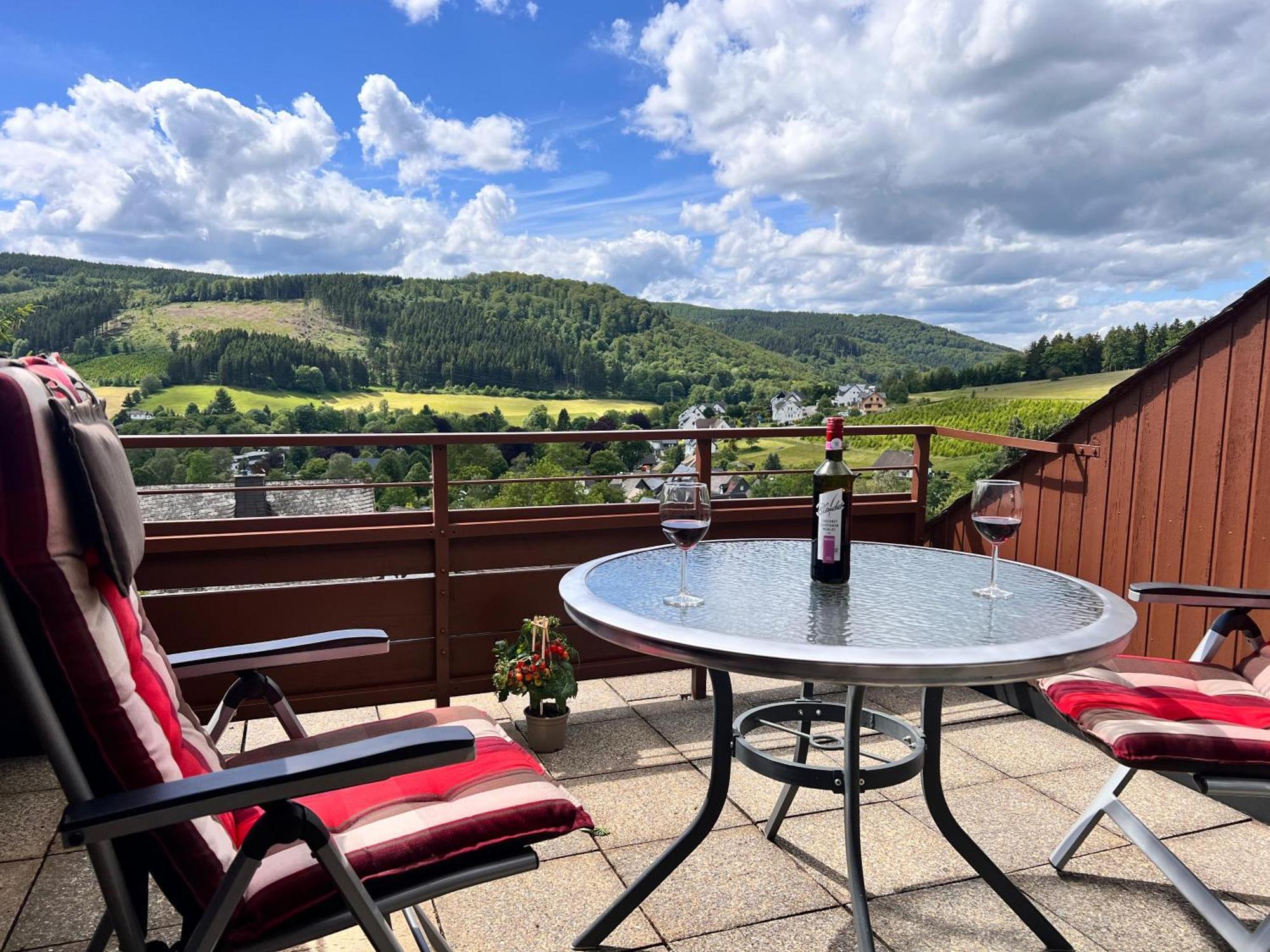 Gemuetliche 3-Zimmer-Wohnung Mit Panoramablick Und Kostenlosem Ueberdachten Parkplatz Winterberg Exterior foto